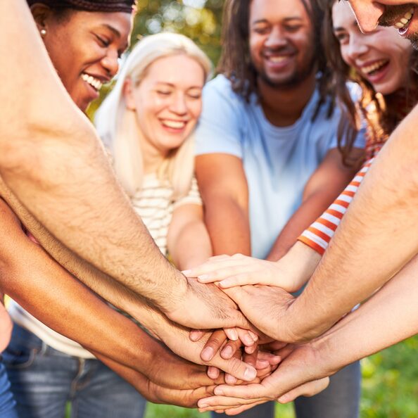 Hände stapeln für Freundschaft und Teambuilding [© Robert Kneschke; stock.adobe.com]